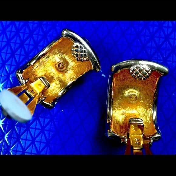 Vintage signed Swarovski Swan Clip-on Black Enamel & gemstone Earrings - Picture 2 of 5